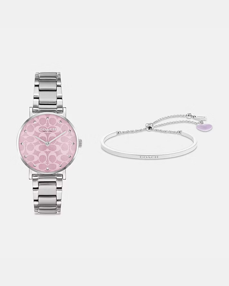 最後登場的是最「CP值」爆棚的 Perry 套組。以不鏽鋼錶帶結合粉色 Signature 錶盤，搭配一條飾有粉色琺瑯愛心墜飾的滑動式手鍊。這組合不僅實用，還能自由搭配，單戴腕錶展現幹練感，搭配手鍊則增添甜美氣息。