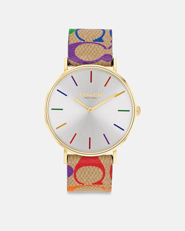 以彩虹色棒狀時標與經典 Signature 帆布錶帶為亮點，Perry 驕傲系列腕錶不只是飾品，更是一種宣言。Coach 將 LGBTQIA+ 社群的多元精神融入設計中，讓色彩成為自由的象徵。金色錶殼映襯彩虹錶帶，既活潑又具品味，日常配戴時能輕鬆成為話題焦點。