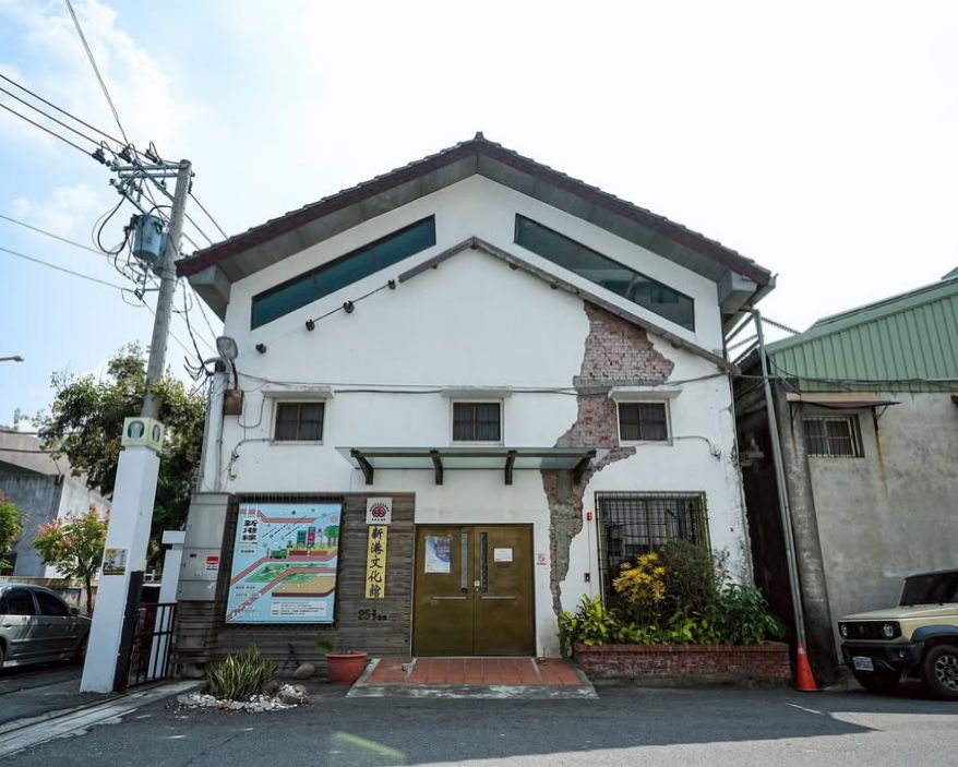 繼新北市金瓜石後,《朦朧潮濕的一天》巡迴展來到嘉義,奈良美智親自指定「新港文化館 25 號倉庫」為展覽場地。這座倉庫是新港鄉農會於 1963 年建造的穀倉,見證農人一次次辛勤的豐收。隨著農業政策調整,倉庫一度閒置。直到 2003 年,新港鄉農會同意將空間免費提供給新港文教基金會,作為藝文活動展演場地。2006 年,以「新港文化館 25 號倉庫」的新身份重生。