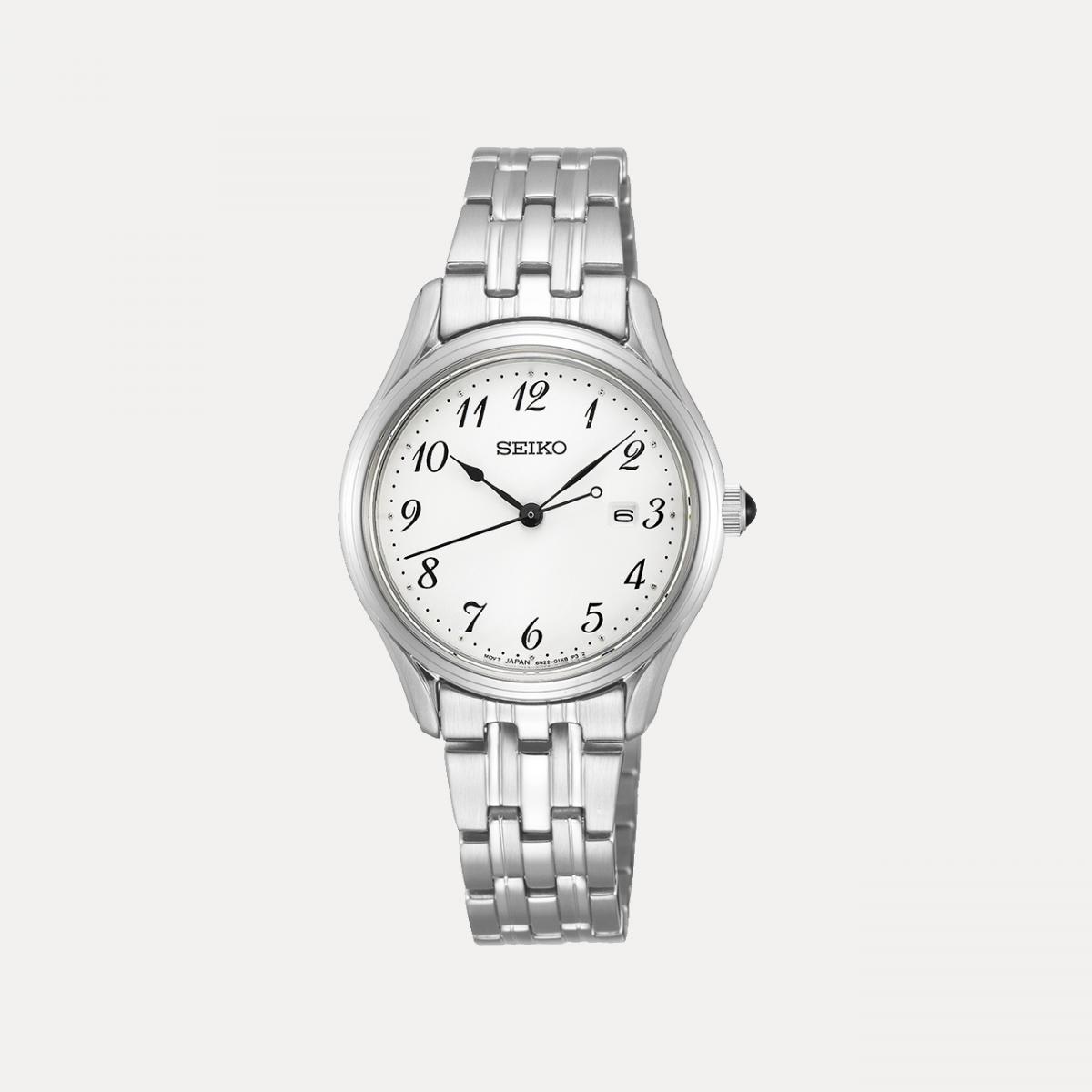 精工的 SUR643 延續日系品牌的「精準與質感並行」理念。29毫米的不鏽鋼錶殼搭配極簡白色錶盤，書法體數字時標則增添一絲浪漫氣息。