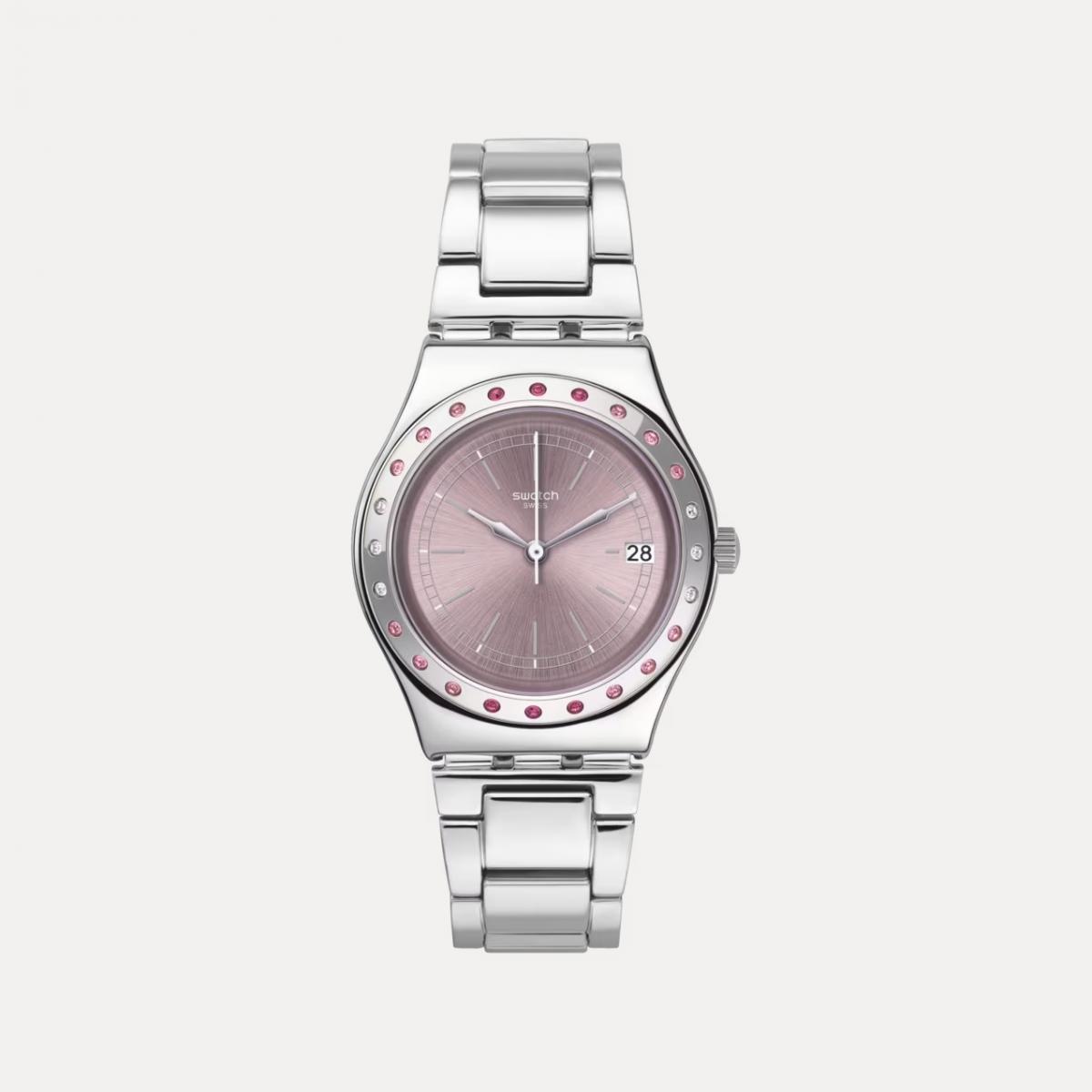 Swatch 以 Pinkaround 帶來滿滿少女心。粉紅太陽放射紋錶盤與粉晶鑲飾錶圈相互輝映，宛如春日時光的閃爍光影。拋光不鏽鋼錶殼與可調式錶鍊兼具實用與時尚，3點鐘位置設有日期窗，兼顧美觀與便利。