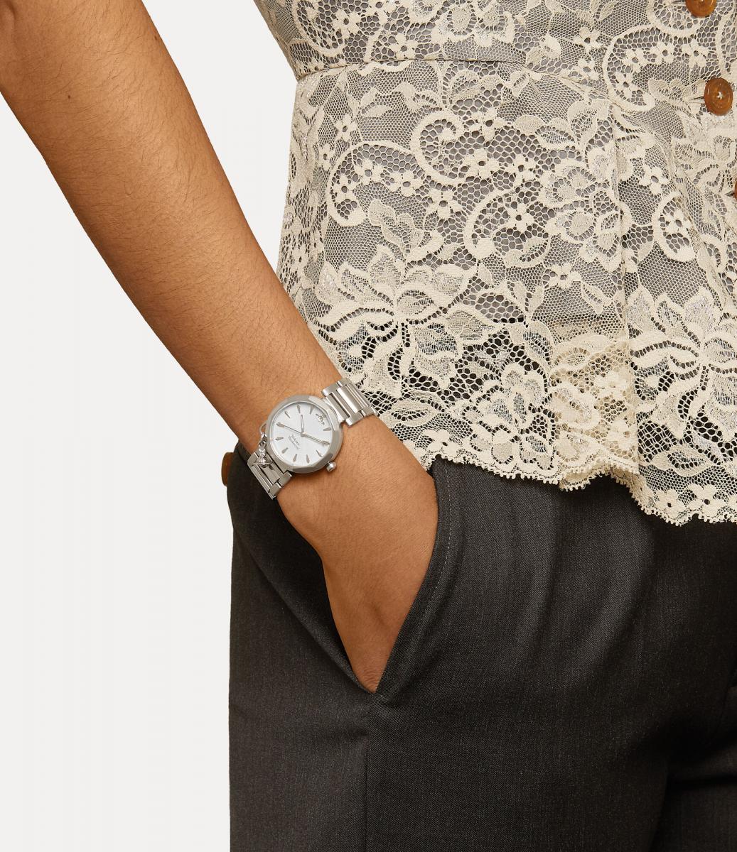 在精品與平價間找到理想平衡，是現代女性的選錶哲學。這8款萬元初品牌女錶，無論來自瑞士、日本或歐美品牌，都以設計語言詮釋各自的「時間態度」。有的俏皮、有的幹練、有的浪漫，卻都以實力證明：風格不需高價，關鍵在於細節與故事。