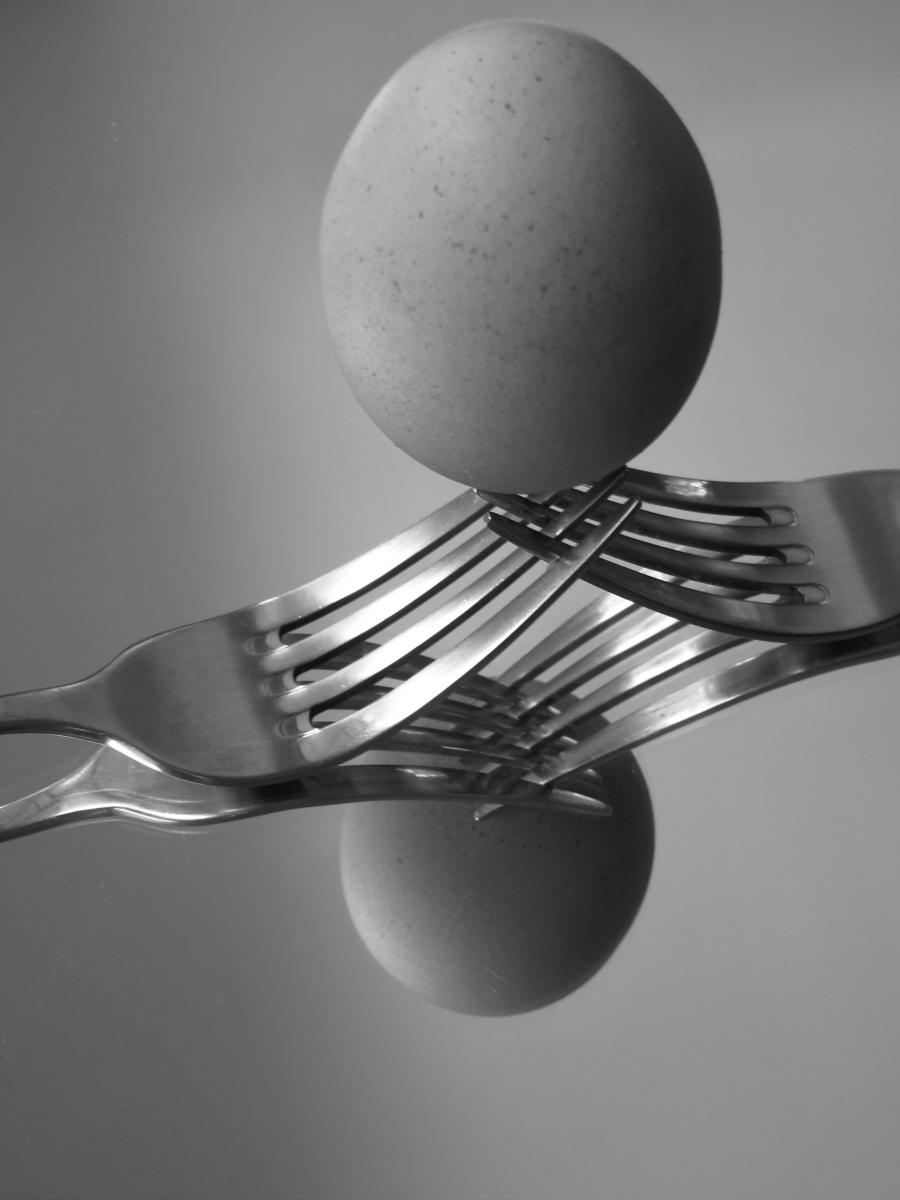 最具殺傷力的假朋友，往往懂得利用人際間的灰色地帶。他們善於挑撥離間、轉述語意、誇大對話，在不同人之間散布經過包裝的消息。這類人表面上像「中立的觀察者」，實際上卻在暗中製造誤會與對立，好讓自己成為資訊中心。心理學研究指出，這類具「馬基維利人格」（Machiavellian Personality）傾向的人，擅長在社交互動中操弄矛盾，藉由控制他人情緒與資訊來維持權力感與優越地位。 他們往往表現得八面玲瓏，卻以製造混亂為手段。久而久之，你會被孤立於圈外，甚至懷疑自己的判斷力。當友情變成權力遊戲，那份原本的真誠早已蕩然無存。