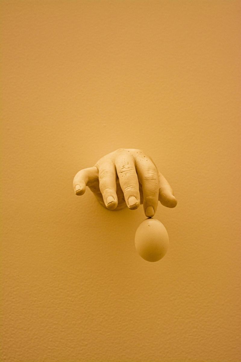 信任是友情最脆弱卻最關鍵的基石，而假朋友往往懂得利用它。他們會挑選性地保守秘密——對你遮掩真相，卻對別人談論你的私事。當你察覺時，他又能用「我只是稍微提一下」來化解責任。這樣的人善於用資訊不對稱掌控人際權力：他知道你的故事，卻不讓你知道他的底牌。這種「控制性揭露」會讓被操縱者長期處於不安與依賴狀態，因為一旦對方手中握有你的秘密，你就失去了心理上的主導權。友情應該建立在信任，而非威脅之上；當信任變成籌碼，關係就已經失衡。