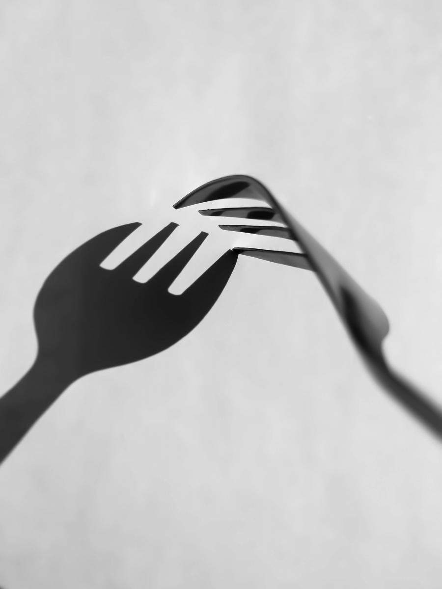 他們最擅長的武器不是語言，而是情緒管理。這類同事在公開場合總是淡定有禮，從不與人正面起衝突，但會透過冷淡、拖延、諷刺或假裝不懂的方式進行「隱性抵抗」。例如，當你請他協助完成報告時，他可能表面答應卻刻意拖延，導致你時間吃緊而他全身而退。由於缺乏直接對抗，他們的行為難以被指認為惡意，而這正是被動攻擊的高明之處。《加州大學心理行為研究》指出，這類人多半具有高社交智商，能精準拿捏「恰到好處」的分寸，既維持外在形象，又達到心理優越感。久而久之，團隊會在他們無聲的操控下產生微妙緊張氣氛，而被他們「禮貌性捅刀」的對象往往只能默默承受。