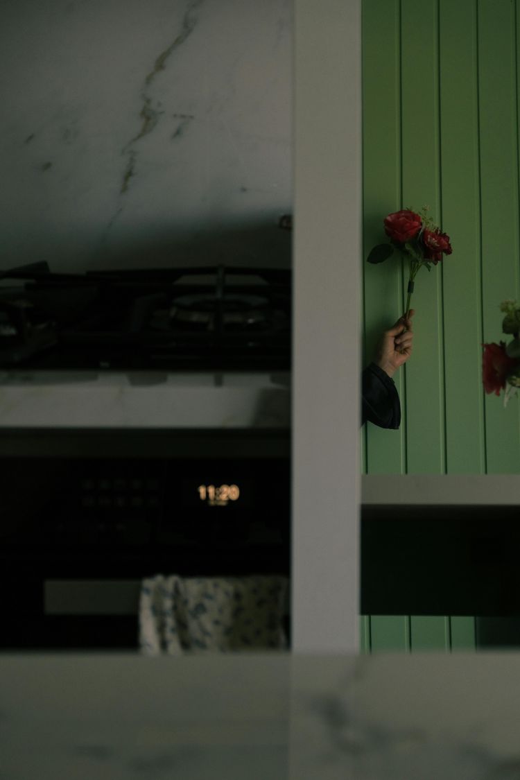 「晚餐要吃什麼？」、「明天誰接小孩？」成了夫妻間最常交換的話語。