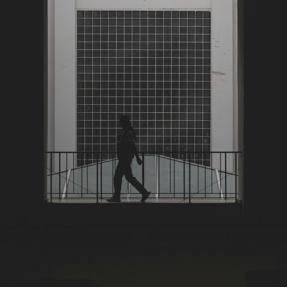 在錯綜複雜的社交網絡裡，能真心為你歡喜、願意陪你面對脆弱的人，永遠稀有。那些表面親切卻暗藏算計的假朋友，會讓人際關係變得模糊又疲憊。辨識他們的特徵，不是為了讓自己變得多疑，而是學會畫出界線，保護自己的心理能量。當你開始意識到一段關係讓你焦慮多於快樂、懷疑多於信任時，也許該勇敢止損。真正的友情，從不需要用防備與懷疑去維繫，它讓你感到被理解、被尊重、被接住。願我們都能學會識破假象，珍惜那些誠懇而溫柔的真朋友。