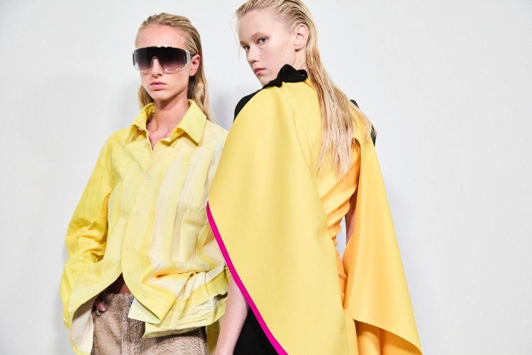 兩人以一貫的實驗精神與雕塑手法，將運動感與詩意相融，既有嬉戲感，又不失結構美。當然少不了那股熟悉的Loewe式幽默感與全新的輕盈節奏，在空氣中並存。