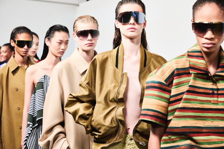 當 McCollough 與 Hernandez 的首個系列揭幕，秀場瞬間成為焦點。海洋的氣息滲入每一個細節：皮革被重新塑形成潛水服般的洋裝：浴巾化作短裙、T-shirt帶著被海水浸濕的光澤感。