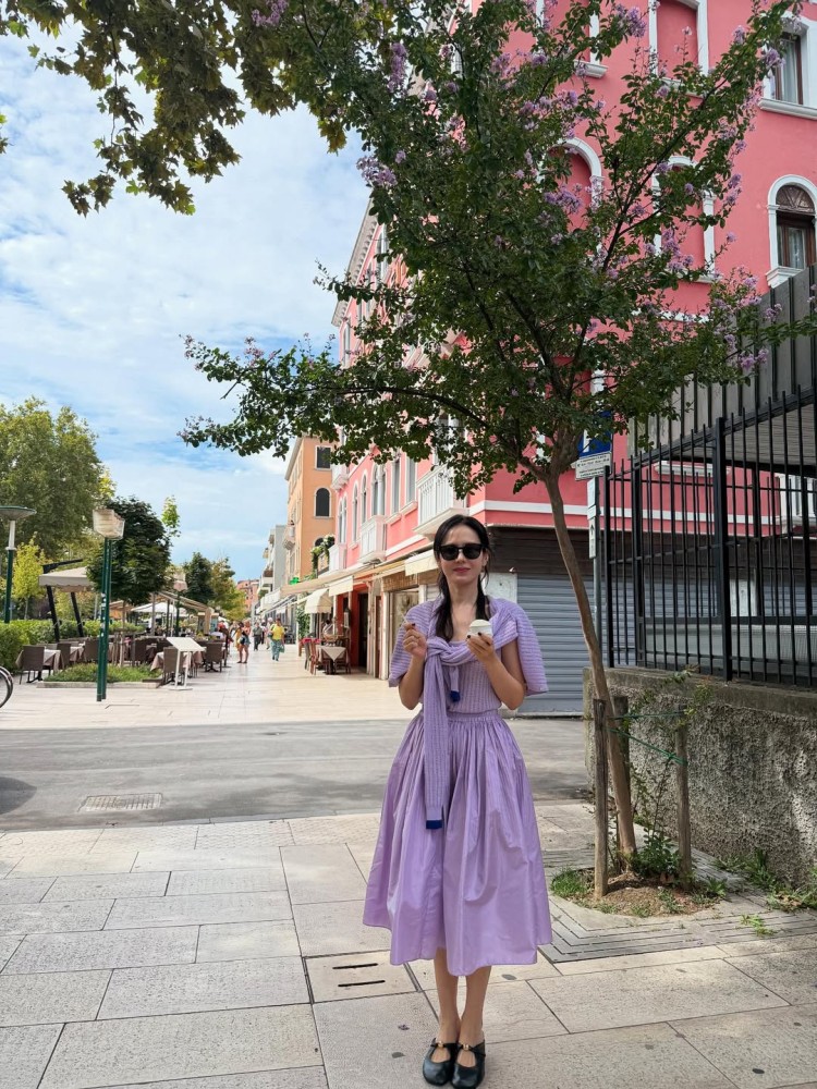 如果你是喜歡氣質路線，那麼這套薰衣草紫造型就是最佳範本。孫藝珍以同色系穿搭延伸視覺比例，柔和的針織背心搭配蓬鬆中長裙，輕盈又有層次，還能修飾身形。