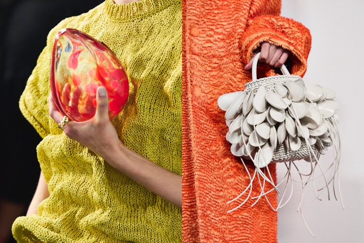 另一款以淡菜形狀為靈感的包更成焦點，以不對稱曲線與金屬光澤描繪「海之詩」，一如他們對奢華的新定義—不再端正，而是靈動。