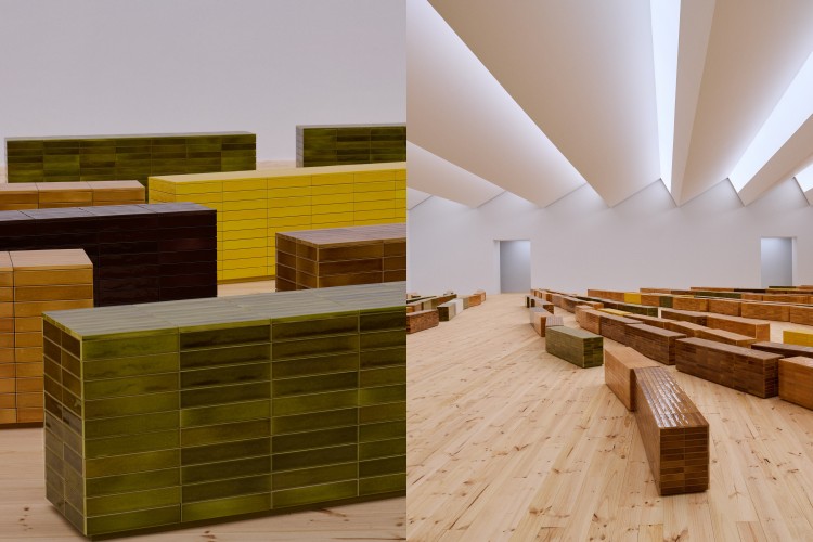 Loewe的新篇章，從一片手工磚座椅開始。2026春夏大秀在以西班牙手工磚打造的空間中登場，這個細節不只是裝飾，而是一場對品牌根源的回望，向創立於馬德里的精神致敬。