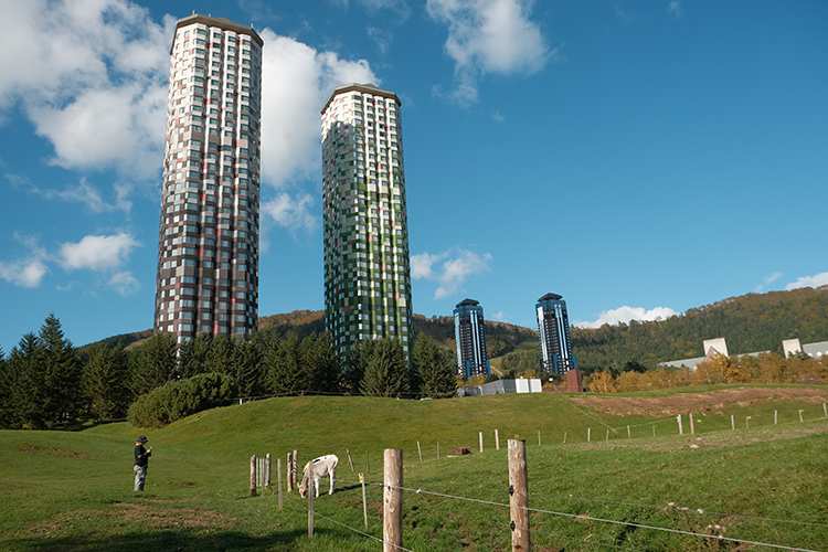 在TOMAMU，時間彷彿會放慢腳步，占地1,000公頃之廣，廣闊到足以孕育出屬於自己的氣候。無論是雲霧繚繞的清晨，還是雪花靜落的夜晚，四季都在這裡低聲呼吸。