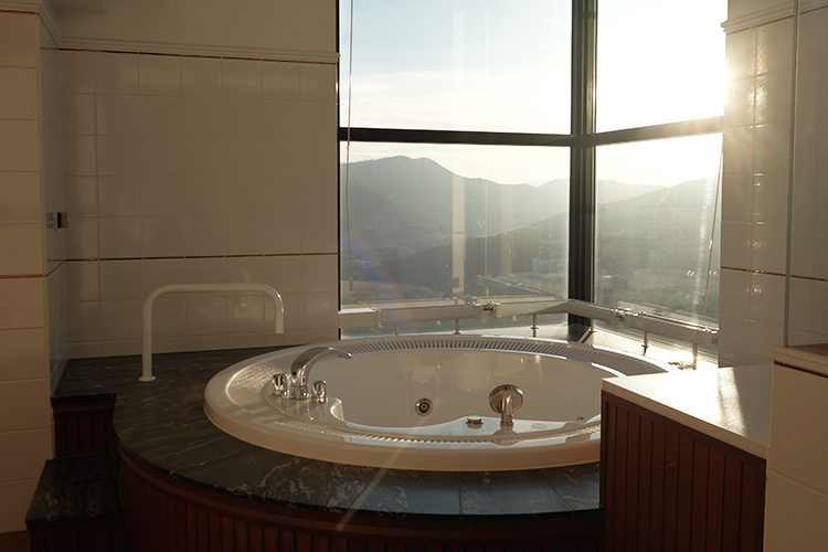 配置私人桑拿與大型浴缸，兩面挑高落地窗延伸出遼闊視野，讓旅人能在房內盡覽天空與山景。夜幕低垂，霧氣瀰漫、燈光柔和，時間似乎被溫柔地放慢。