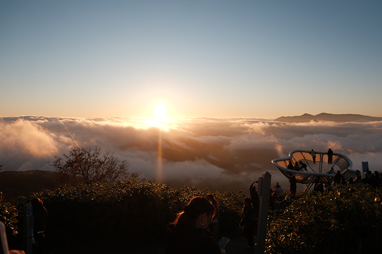 最受旅人喜愛的拍照地標「雲端池」，是一座懸於山間的巨大吊床，最高離地達8公尺。輕輕躺上去，腳下雲霧翻湧、晨光在山巒間流動，彷彿整個人隨雲漂浮。