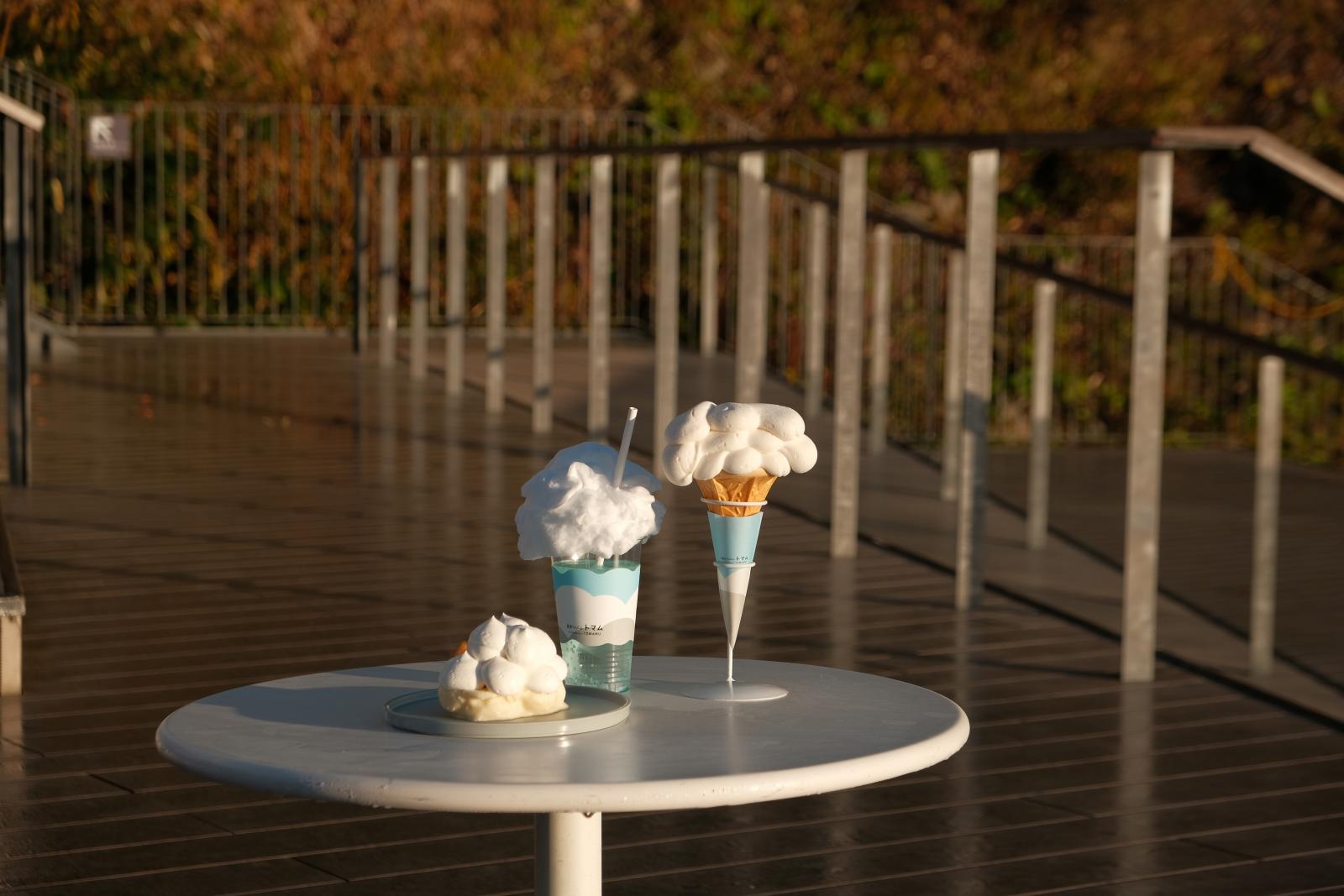 日出後，可前往「雲Cafe」品嚐以雲為主題設計的甜點，在舒適的沙發上，一邊享用甜品、一邊靜看雲海變化，延續清晨的浪漫氛圍。