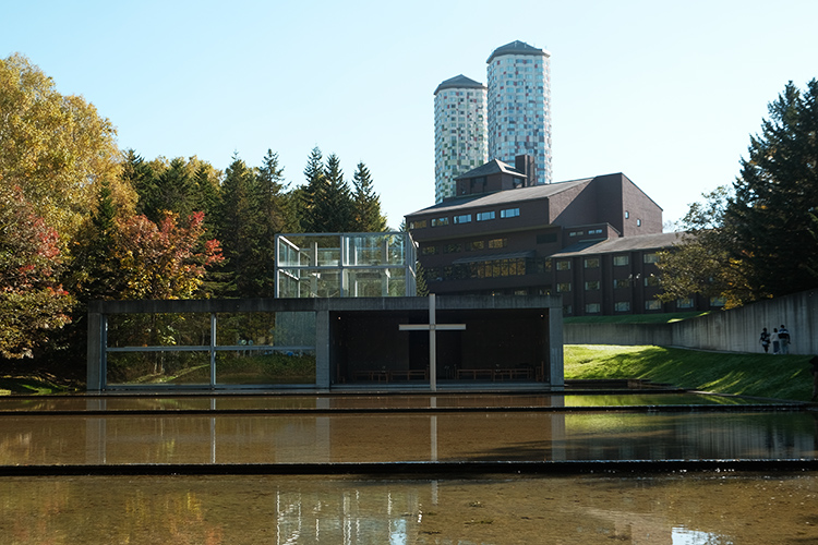 隱身於山林之中的「水之教堂」，是日本建築大師安藤忠雄的代表作之一。他以極簡手法構築空間，將自然元素融入設計之中，完美展現出「建築與自然共生對話」的精神。