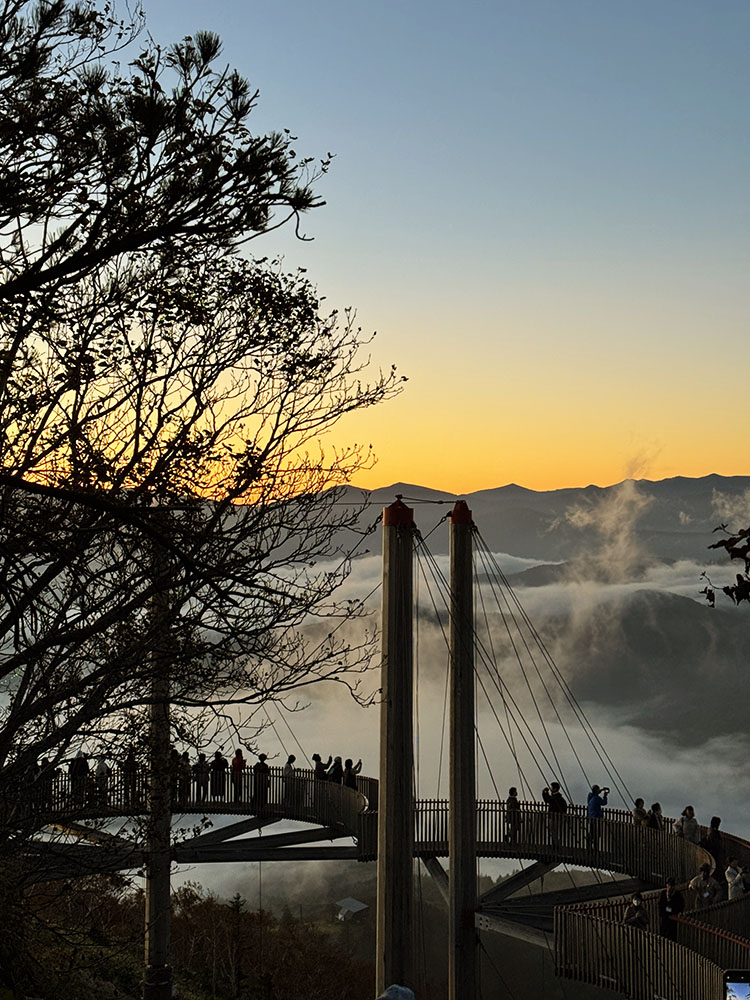 僅在每年5月至10月的清晨開放，據說能親眼見到日出的機率僅有四成，連雲海都不是天天現身，也因此每一次相遇都格外珍貴。