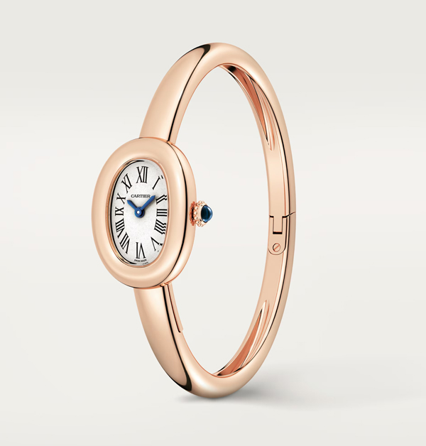 Cartier「Baignoire」系列腕錶，突破傳統圓形錶盤的設計，將線條優雅拉長，打造出彷彿法式浴缸般的橢圓造型，不僅巧妙修飾女性手腕線條，更展現出柔美與前衛並存的獨特風格。