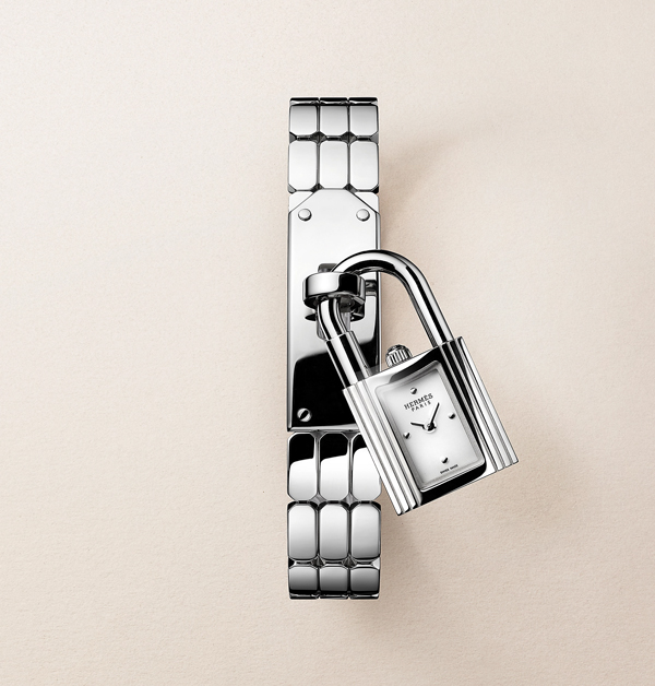 1975 年，愛馬仕從凱莉包上標誌性的金屬掛鎖汲取靈感，推出以此為靈魂元素的「Kelly」同名腕錶系列。隨著時代推進，這款腕錶也不斷演化，融入更多創意巧思與可轉換設計，不僅可作為優雅手環，更能將鎖頭造型的錶頭拆卸，化為一條別緻項鍊懷錶。