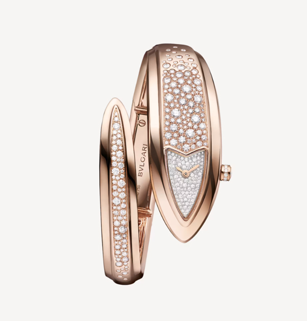 寶格麗「Serpenti Aeterna」腕錶以靈蛇蛻變重生的象徵為靈感，凝縮為純粹且現代的設計語彙。整體以玫瑰金打造，流暢線條宛如雕塑，化為充滿建築感的手環式輪廓。