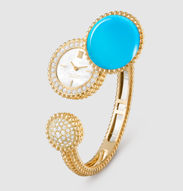 「Toi et Moi Secret」神秘珠寶錶，精緻演繹Van Cleef & Arpels獨有的金質圓珠工藝（Perlée），以層層細膩、飽滿圓潤的金珠圍繞錶身，為作品增添溫潤靈動的質感。腕錶採用手鐲式設計，巧妙隱藏錶面、將時間藏於貴重寶石之下，讓讀時成了一種優雅而私密的儀式。