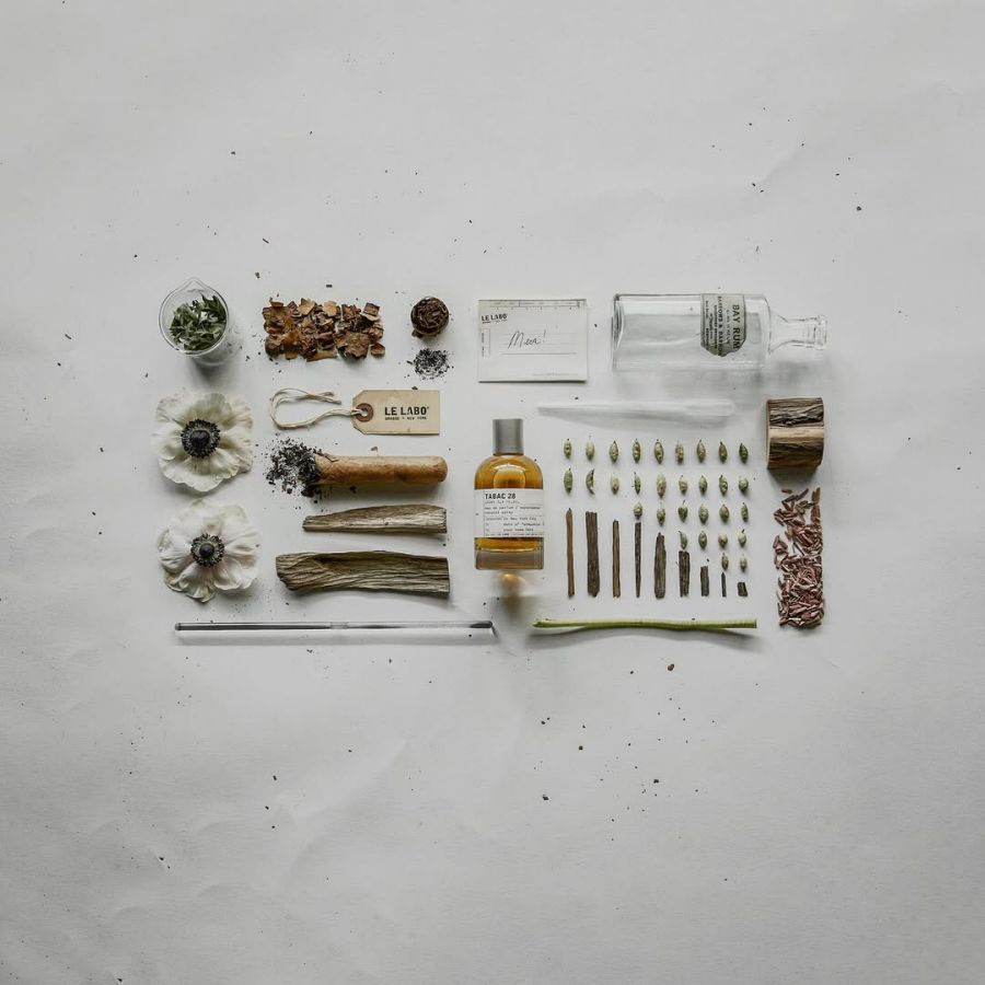 Le Labo 的 Tabac 28（邁阿密限定）是城市限定系列中最具「個性」與「性感氣場」的一款。它之所以能成為人氣香氛，不只是因為氣味濃郁迷人，更因為它完美捕捉了邁阿密的靈魂——熱情、夜色、煙草與海風共存的感覺。開場是溫暖的菸草香，略帶濕潤與甜感，隨後木質調浮現出乾淨的深度，最後留下一種柔滑、性感的皮革氣息，宛如置身邁阿密夜晚的爵士酒吧。