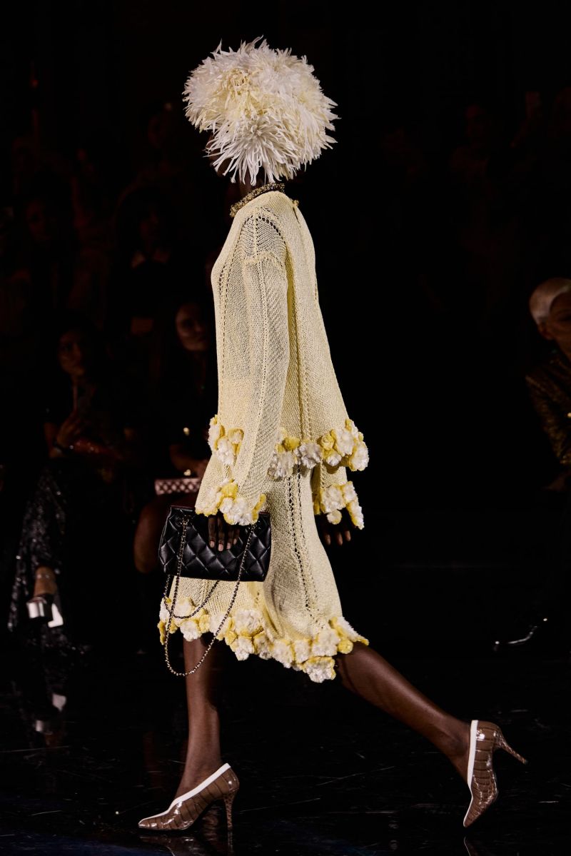 Bruno 透露，Matthieu 與 Chanel 共同建立了一套新的工作系統，在同時掌握多個系列製作節奏的同時，也保留空間從宏觀角度審視整體走向。「在許多層面上，他更像是一位指揮家——協調各個部分，確保一切和諧一致。而這樣的過程確實需要時間。」他的首個高級訂製服系列將於一月發表，象徵著新篇章的開啟，並由一支全新團隊打造。