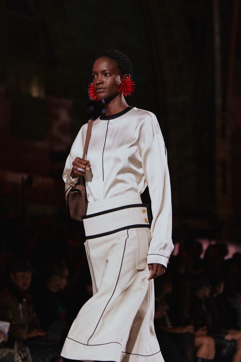 談到全新的廣告策略，Bruno 表示，其目的在於將焦點重新放回「產品」本身，這也是 Chanel 接下來的發展方向。「從 Matthieu 到任起，我們所有的決策都會與他討論。」Chanel 正在為未來 20 年奠定基礎，Bruno 相信這是個良好的開端。「對我們來說，這並不是出自某種策略性的指令，而是順應時勢的自然決定——我們清楚地意識到品牌需要轉變。」