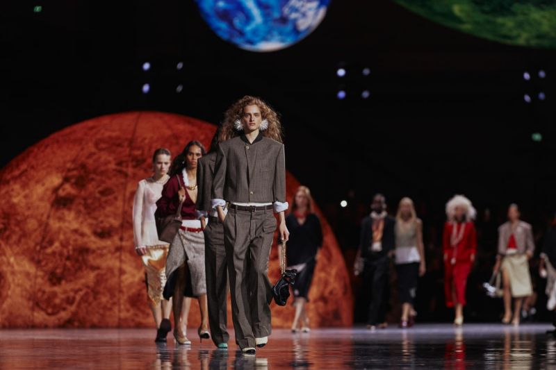 Bruno 在訪談中也肯定 Matthieu 的能力：「我們真心為 Matthieu 的加入感到興奮，我對他的願景以及帶領香奈兒邁向新高度的能力充滿信心。」目前最重要的，是確保 Matthieu 擁有一切所需，能夠呈現出真正體現他願景的系列與大秀。而在他身邊，也有一支專業且專注的團隊，全力支持他實現這個目標，共同建構全新的 Chanel 宇宙。