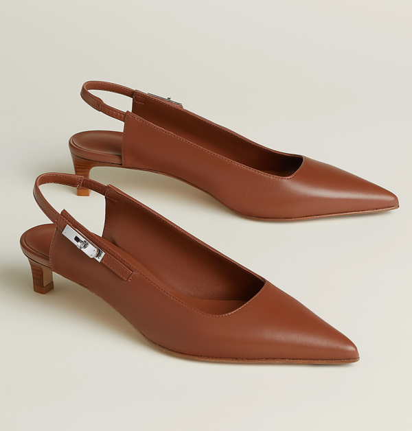 Hermès的納帕皮革後綁帶低跟鞋，將經典與優雅巧妙結合，是一雙讓人一穿上就愛上的夢幻單品。柔軟細膩的小羊皮散發出自然光澤，包覆雙足的同時，也帶來極致舒適的穿著感受。