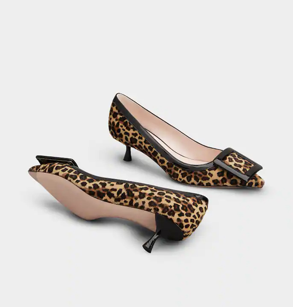 RV這雙經典的「Viv' in the City」貓跟鞋，完美詮釋摩登與優雅的融合。鞋面採用野性的豹紋馬毛皮革，為簡約造型注入一抹性感風格。