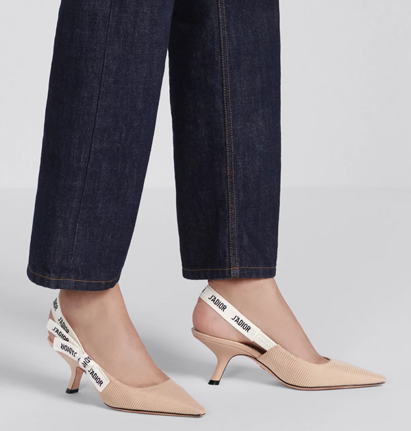 Dior這雙超經典的「J'Adior」貓跟鞋，優雅中帶點個性，搭配6.5公分的逗號跟，不僅拉長腿型，也超級好走。不論是搭配正裝、裙裝或牛仔褲，瞬間就能讓造型質感升級，是鞋櫃裡不可缺少的一雙高級感日常戰鞋。