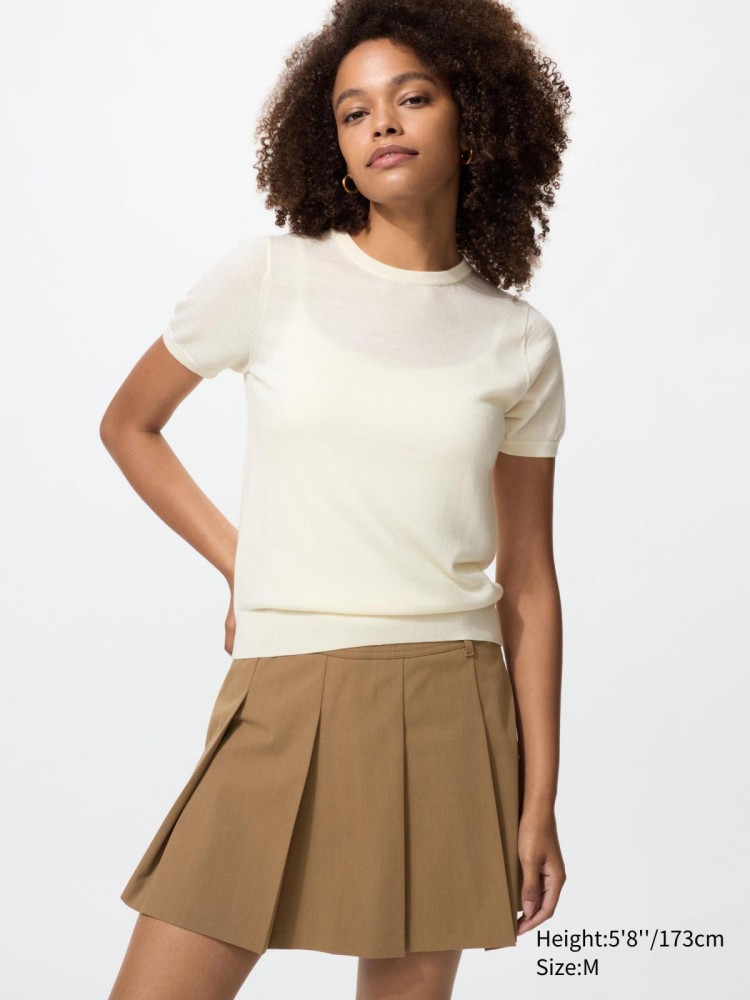 本文也同步整理這款針織上衣的穿搭公式。首先是可以搭配高腰牛仔褲展現清新比例，疊穿襯衫與寬褲營造上班俐落感。