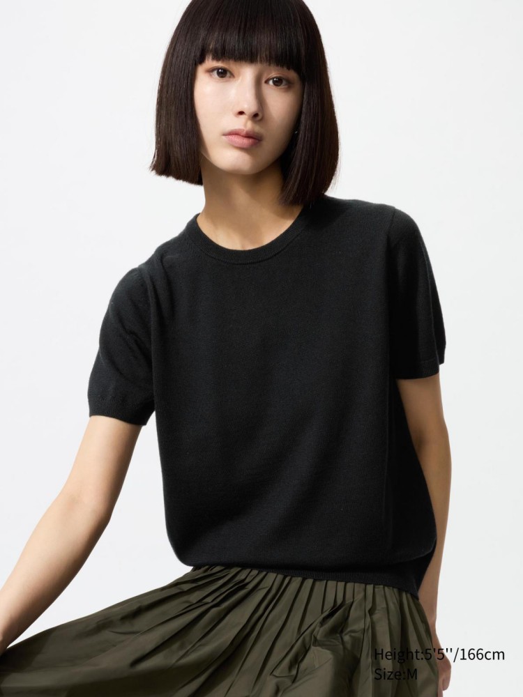 這件針織毛衣在版型上極為講究，肩線自然延伸、袖口略收，營造出修飾手臂的視覺效果。微貼合的腰身線條讓身形更顯纖長，小個子可將前擺半紮提升比例，高個子則能鬆穿出慵懶氛圍。