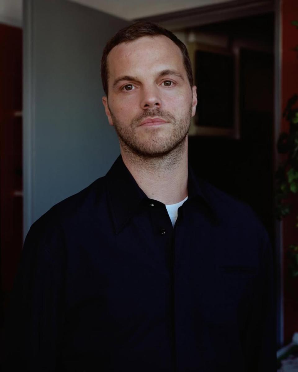 回顧去年底，Chanel 任命 Matthieu Blazy 為新任藝術總監，距離他正式發表作品已有近一年。時尚部門總裁 Bruno Pavlovsky 接受《WWD》專訪時談到其中原因——他希望 Matthieu 有足夠的時間了解品牌：「無論是在 Chanel 還是其他品牌的脈絡中，他都花了大量時間自行研究，深入思考香奈兒的核心精神。」此外，品牌也重新調整了內部架構，確保每年能在最佳條件下推出 10 個系列。