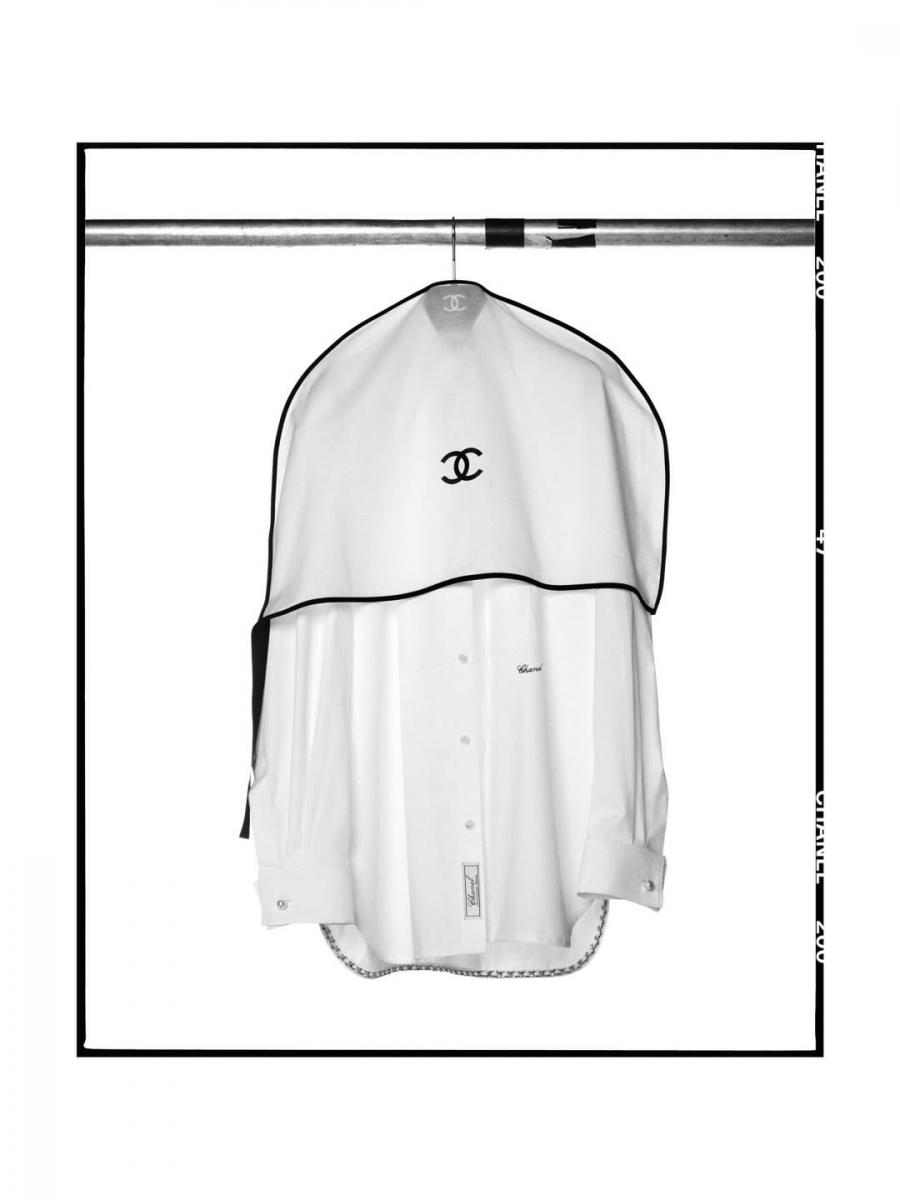 談到全新的廣告策略，Bruno 表示，其目的在於將焦點重新放回「產品」本身，這也是 Chanel 接下來的發展方向。「從 Matthieu 到任起，我們所有的決策都會與他討論。」Chanel 正在為未來 20 年奠定基礎，Bruno 相信這是個良好的開端。「對我們來說，這並不是出自某種策略性的指令，而是順應時勢的自然決定——我們清楚地意識到品牌需要轉變。」