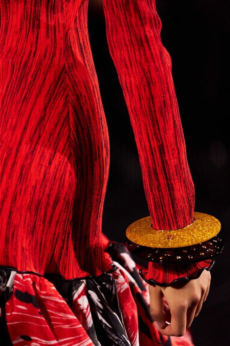 Bruno 透露，Matthieu 與 Chanel 共同建立了一套新的工作系統，在同時掌握多個系列製作節奏的同時，也保留空間從宏觀角度審視整體走向。「在許多層面上，他更像是一位指揮家——協調各個部分，確保一切和諧一致。而這樣的過程確實需要時間。」他的首個高級訂製服系列將於一月發表，象徵著新篇章的開啟，並由一支全新團隊打造。