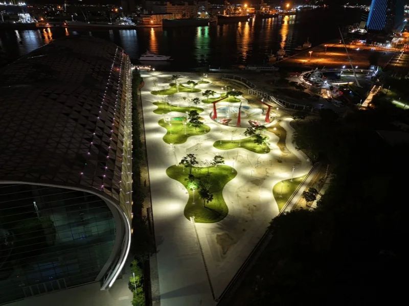高雄亞灣區再添新地標!位於前鎮的新建案「星光水岸公園」即將完工,預計明年夏天正式開幕,未來將成為高雄最大的水上樂園。此次針對現有星光水岸公園進行擴建,不同於原先僅占公園面積 5% 的戲水區,將一舉擴大至整座 8,000 多坪的公園範圍,打造全新的親水空間。園區透過大量綠意植栽、戲水池與休憩設施,為當地注入嶄新活力。透過高雄環狀輕軌串連,更可連接高雄港旅運中心及駁二藝術特區,成為市區休閒與觀光的熱門節點。