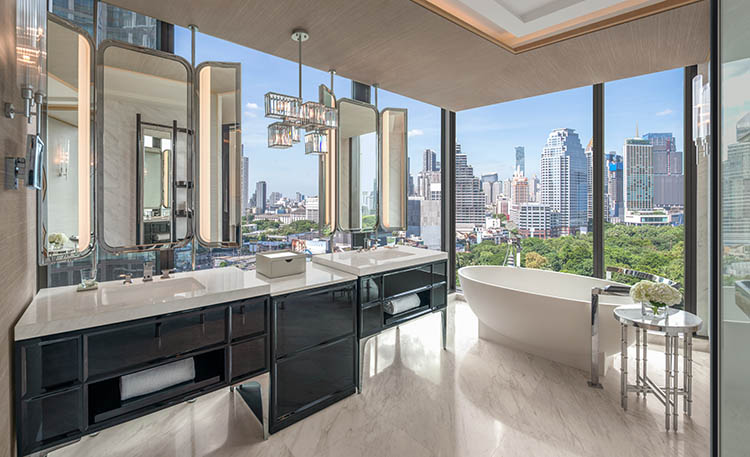 大片落地窗將曼谷的璀璨天際線與倫批尼公園無敵美景盡收眼底。