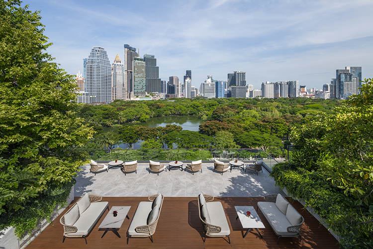 秉承「兩大文明交匯」的設計理念，酒店以“Elemental Ensemble”為主題，將泰國傳統文化轉化為日常儀式。