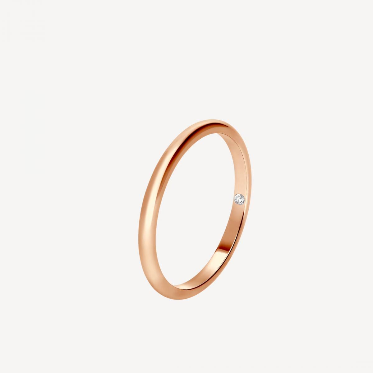 Bvlgari 以 Roma Amor 戒指再次書寫愛的寓言。18K玫瑰金戒圈內鑲一顆低調的鑽石,猶如情侶之間的秘密符號,閃爍著專屬於兩人的光芒。更有趣的是,當你倒讀「Roma」,正好成為「Amor」,意味著義大利語的「愛」。這場文字遊戲完美融合了羅馬的浪漫與品牌的藝術氣息。戒指外觀簡潔大方,卻蘊含著深厚寓意,無論是作為婚戒還是紀念戒都極具象徵性,是一款能將情感化為永恆的珠寶作品。