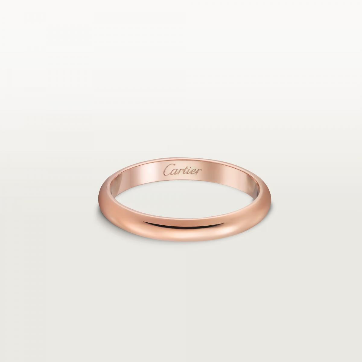 Cartier 的1895戒指,是極簡主義的最佳詮釋。以18K玫瑰金打造、寬度僅2.5毫米,線條流暢俐落,細節間流露著巴黎珠寶工藝的精準比例感。這枚戒指不需要任何多餘裝飾,就能展現出品牌百年歷史的優雅底蘊。它不僅能作為婚戒佩戴,與其他戒指疊戴時也能呈現輕盈層次感。對於不喜張揚、追求「耐看與恆久」的人來說,這枚戒指就像是一份不言而喻的承諾,簡單卻充滿份量。