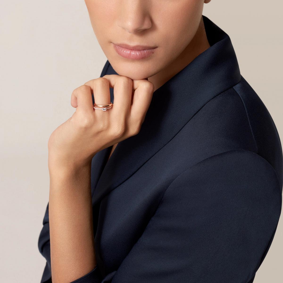 從法式詩意到東方吉祥,這6款精品玫瑰金戒指各自詮釋著愛的不同語言。它們沒有耀眼的大鑽,卻能在日常光線下,散發出專屬的溫柔光暈。當婚戒不再只是形式,而是一種生活態度時,選擇一枚能陪你走過歲月、與你性格契合的戒指,或許才是最動人的浪漫。