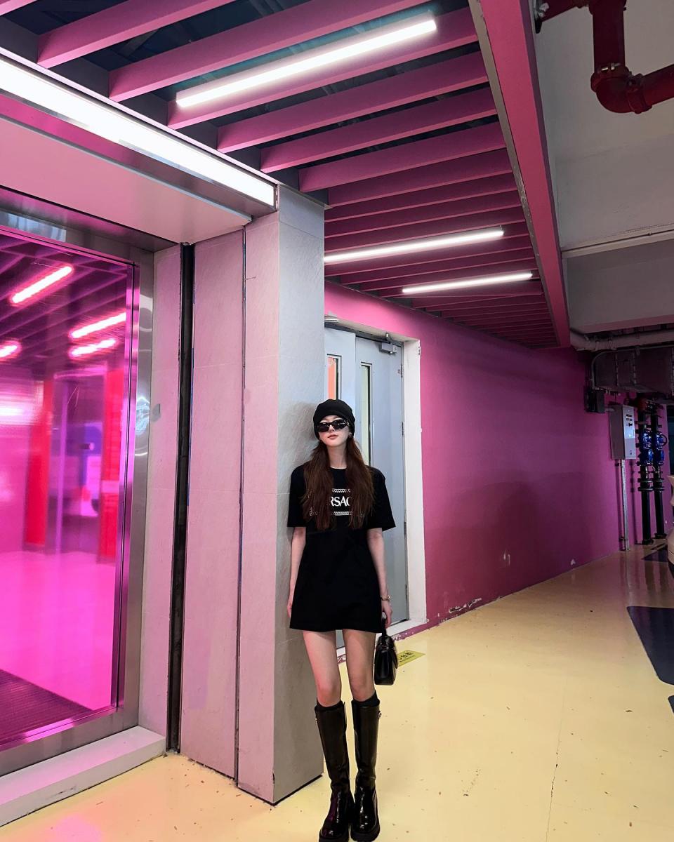 Oversize 的T恤好搭配的特性，讓該單品成為許多人衣櫃的必備款！在趙露思的個人 instagram 中，她以一件 Oversize T恤為主軸，並搭配上及膝長靴，讓腿部擁有視覺延伸的效果