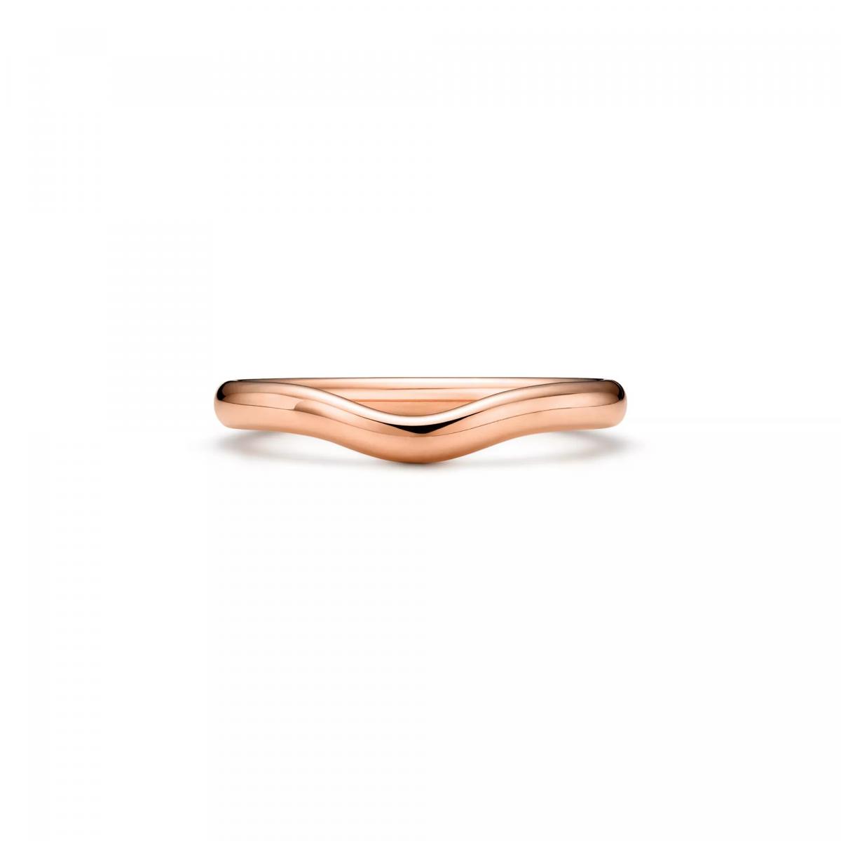 Tiffany & Co. 的 Elsa Peretti® 戒指,以其標誌性的流線設計著稱。2毫米寬的玫瑰金戒圈,以波浪弧線勾勒出自然曲度,像是在肌膚上描繪出一抹柔光。這種極簡設計卻蘊含力量,呼應珠寶設計師對女性自信與自由的理解。它不僅適合作為婚戒,單獨佩戴時也能展現優雅的現代感。這是屬於都會女性的象徵——溫柔,但不失堅定。