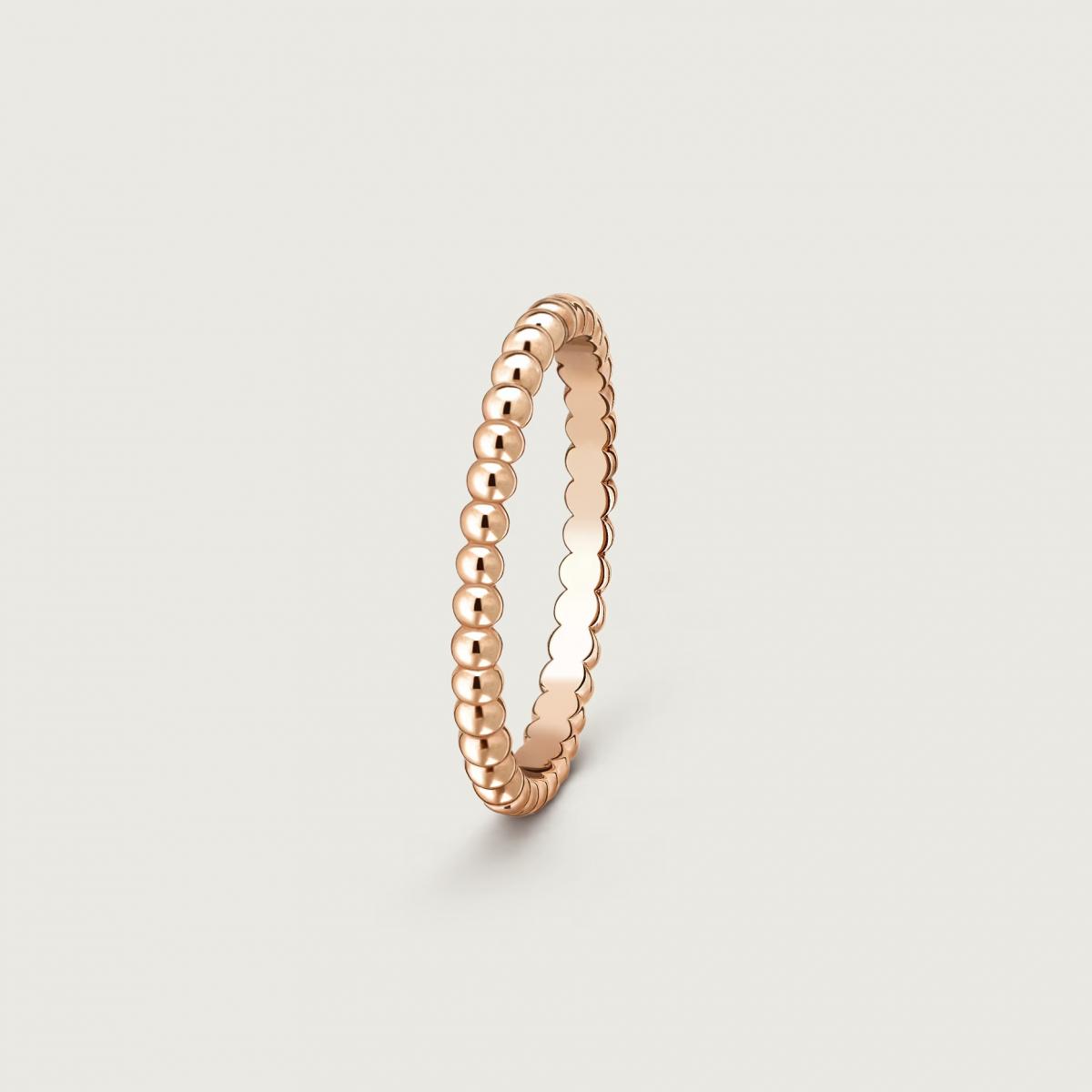 Van Cleef & Arpels 的 Perlée Pearls of Gold 系列,以標誌性的金珠飾邊勾勒出柔和輪廓。這枚小型款18K玫瑰金戒指,宛如在指尖環繞一圈光影,細膩卻充滿個性。每一顆金珠都由工匠精心打磨,折射出細緻光澤,無論單獨佩戴或與鑽戒疊戴,都能創造出低調卻奢華的氛圍。它代表著 VCA 一貫的詩意哲學,將日常的幸福化為永恆的工藝之美。