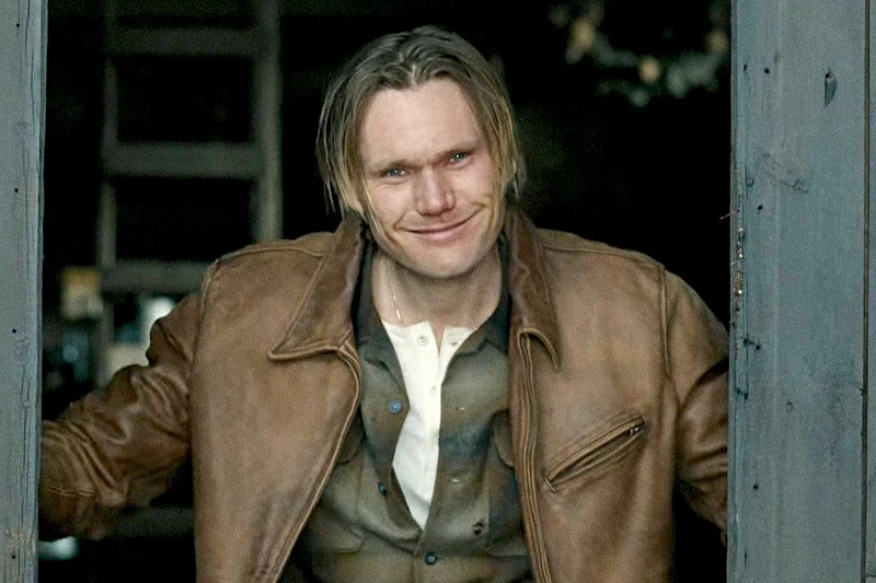 為了凸顯艾德蓋恩對母親的極端依附與扭曲心理,影集在第一集中安排了一場極具戲劇性的橋段——他親手殺害了哥哥亨利(Henry)。劇中描寫蓋恩以木棍襲擊亨利,隨後縱火焚燒草原,最後故意將屍體留在現場,試圖製造出「意外喪生」的假象。然而,真實歷史中並無確切證據顯示蓋恩與亨利之死有直接關聯。