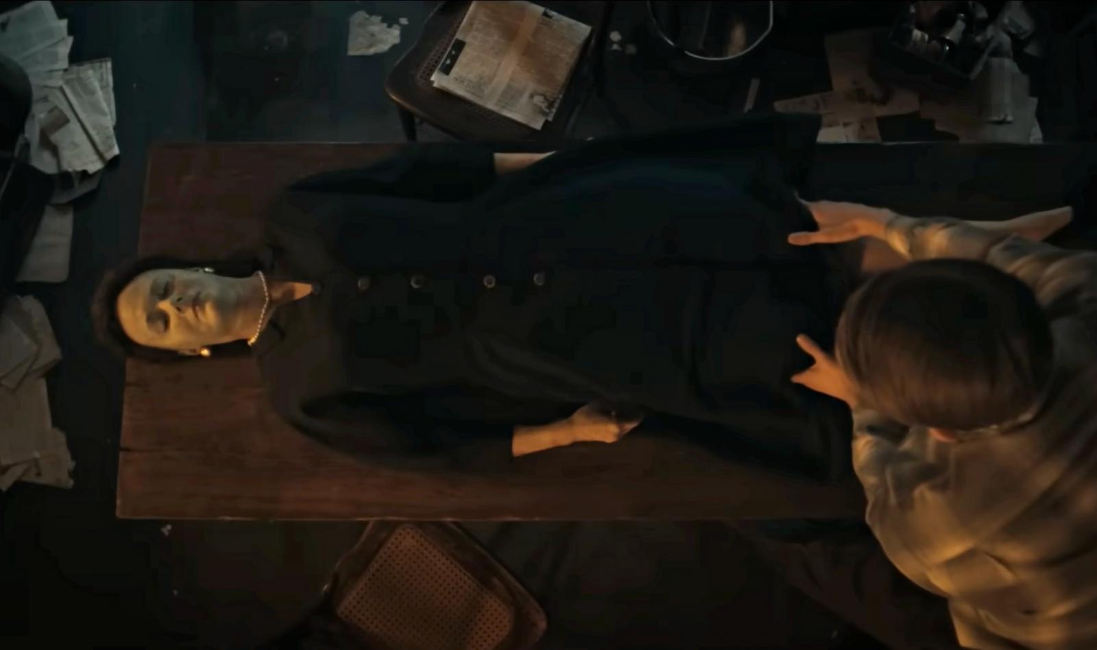 劇中以極具衝擊力的畫面強調艾德蓋恩與屍體之間的親密接觸,將他塑造成具有戀屍傾向、心理極度扭曲的殺人魔。然而,真實紀錄中並無確切證據顯示他曾有過戀屍或食屍行為。