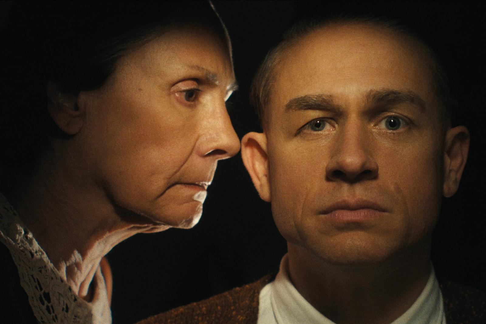 《怪獸:艾德蓋恩的故事》以張力十足的敘事與影像風格,重新詮釋這位啟發無數恐怖經典——包括《驚魂記》(Psycho)、《德州電鋸殺人狂》(The Texas Chain Saw Massacre)與《沉默的羔羊》(The Silence of the Lambs)——的真實人物。劇集讓觀眾得以窺見「怪物」背後的人性裂縫,卻也因戲劇化的處理,讓真實與虛構的界線愈發模糊。艾德蓋恩的故事之所以令人不寒而慄,並非僅因其罪行的殘酷,而是它揭露了人類心中難以直面的慾望與黑暗。瑞恩墨菲以藝術化的手法重構真實犯罪故事,不只是為了重現歷史,更是邀請觀眾思考——在理智與瘋狂、善與惡之間,我們究竟能站得多穩?